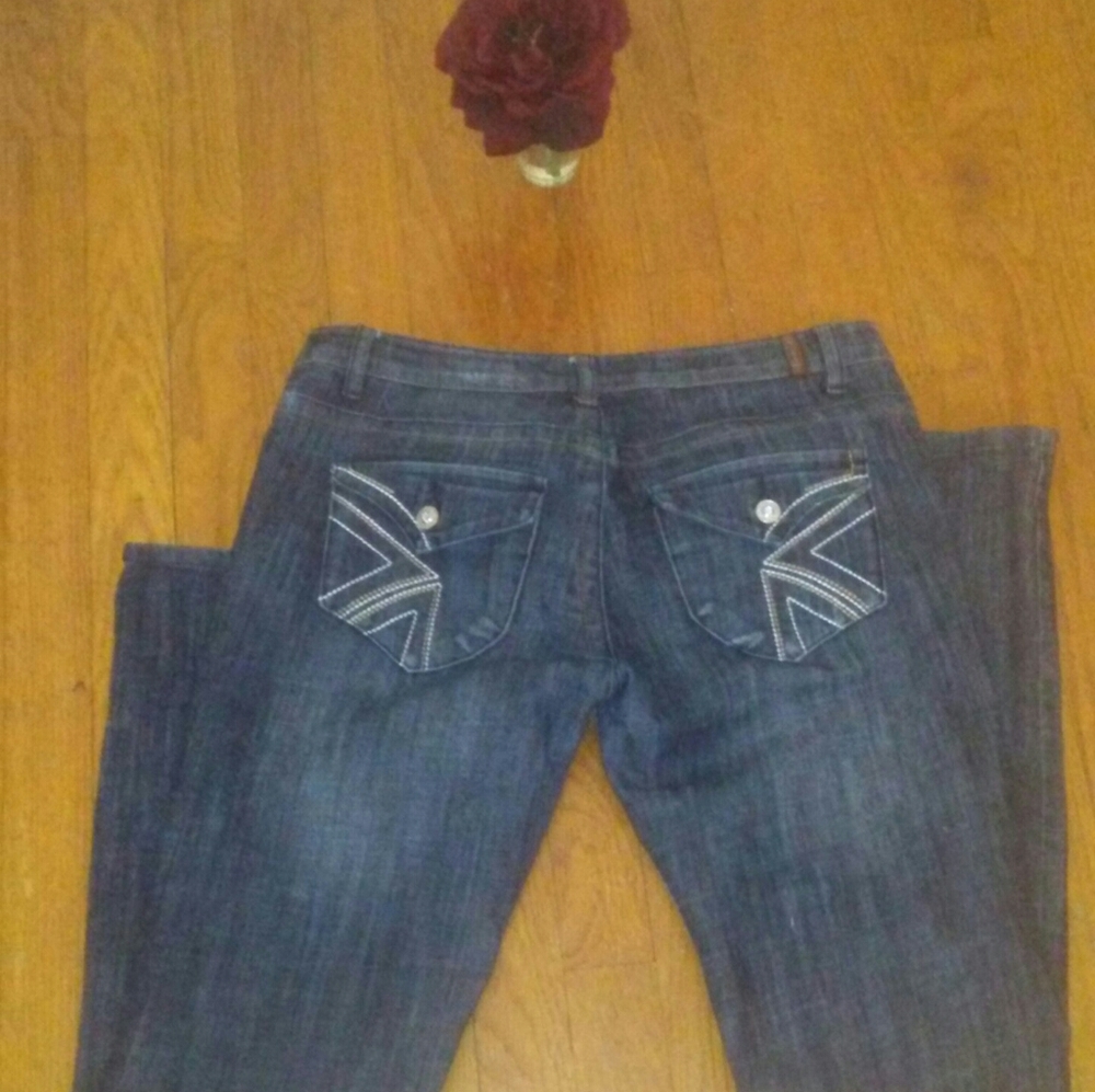 These dark blue iced denim jeans with a relaxed fi